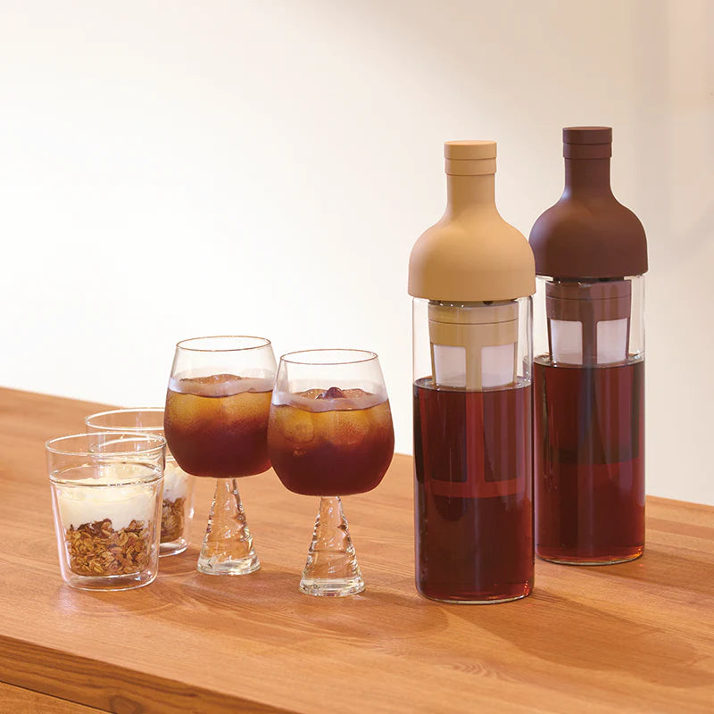 Hario Filter-In Coldbrew Bottle, hitzebeständiges Glas, Silikonverschluss, integrierter Filter, 2 Fraben: hell und dunkel braun