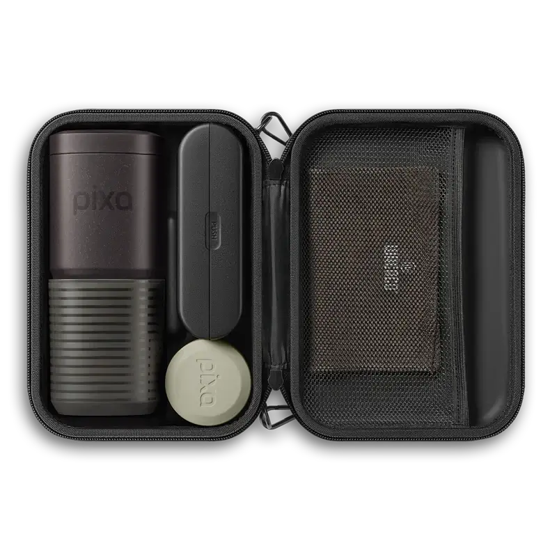 Wacaco Pixapresso Transport Case für Akku Espressomaschine, offen mit Reinigungstuch, Filterkorb mit Deckel, Kapsel Box für 8 Kapseln, Espressomaschine im Travel Kit nicht enthalten