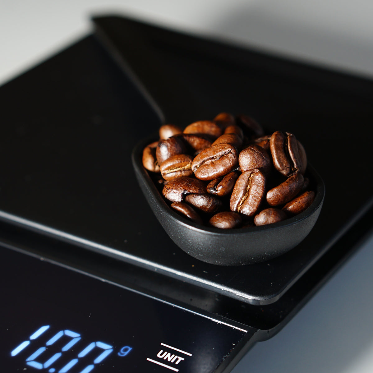 Kaffeemesslöffel auf der Waage 