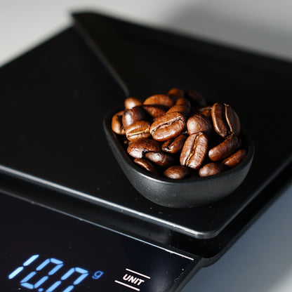 Kaffeemesslöffel auf der Waage 