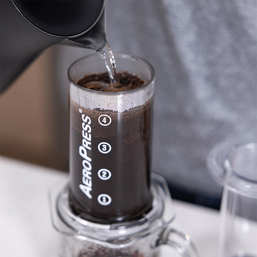 Produktbild: Aero Press clear (wird gerade mit Wasser aufgegossen)