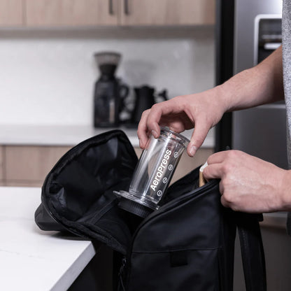 AeroPress Clear wird in den Rucksack verstaut