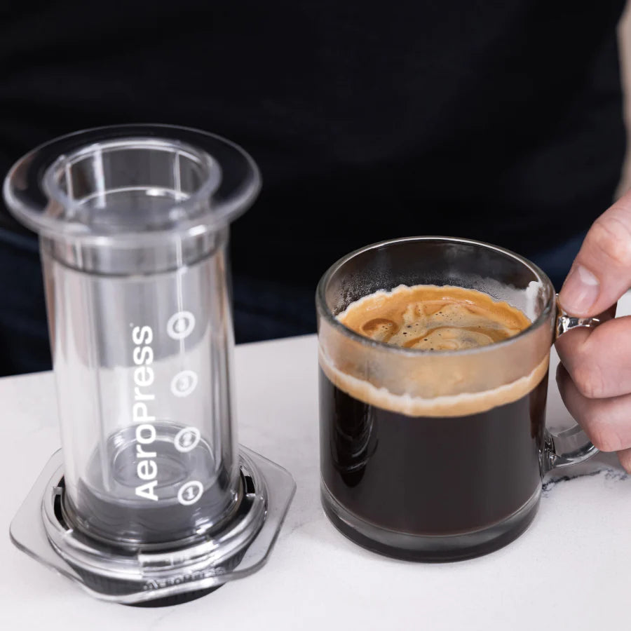 AeroPress Clear mit Tasse