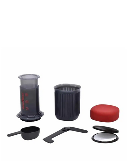 Aeropress Go, 240ml, kleines Packmaß mit intergriertem Becher, Rührlöffel, Messlöffel, Filter Case