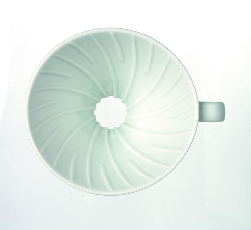 HarioV60, 02, hochwertiger Keramik Kaffeefilter Halter, Farbe: weiß, 1-4 Tassen, Nahaufnahme Rillen innen von oben
