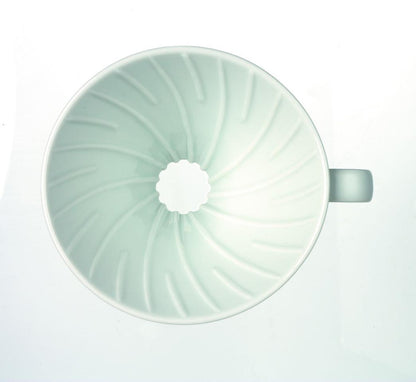 HarioV60, 02, hochwertiger Keramik Kaffeefilter Halter, Farbe: weiß, 1-4 Tassen, Nahaufnahme Rillen innen von oben