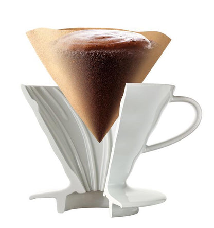 HarioV60, 02, hochwertiger Keramik Kaffeefilter Halter, Farbe: weiß, 1-4 Tassen, Nahaufnahme Querschnitt mit Rillen innen 