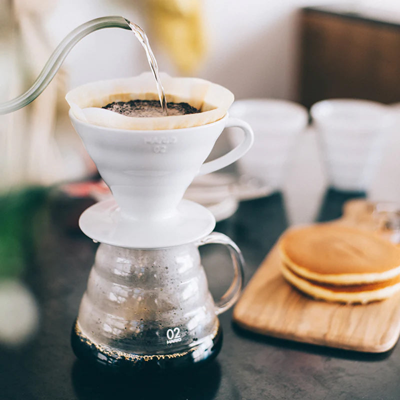 HarioV60, 02, hochwertiger Keramik Kaffeefilter Halter, Farbe: weiß, 1-4 Tassen, auf einem Server stehend