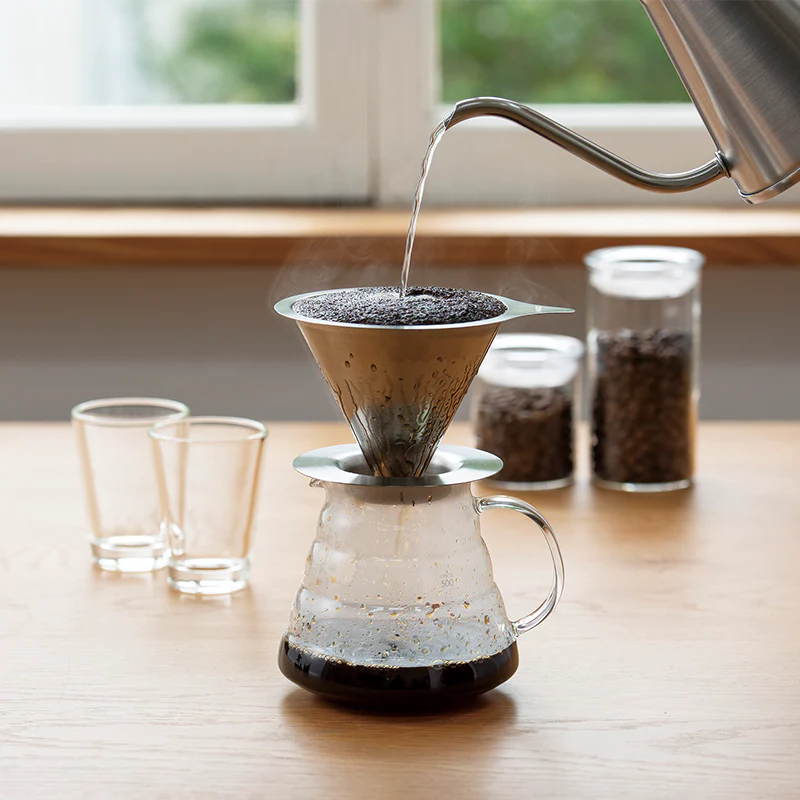 Filterkaffeezubereitung mit Hario Zubehör, Kaffeeserver und Edelstahlfilter mit integriertem Filter, sodass kein Papier notwendig ist