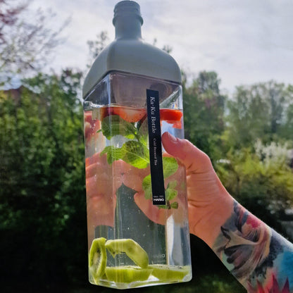 Dascha haelt die KaKuBottle Flasche 