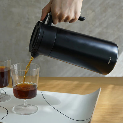 Doppelwandige Isolierkanne, 800ml, Farbe: schwarz, Hersteller: Hario, zu sehen: Kaffeeeingießen