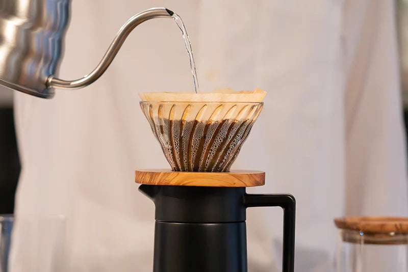 Doppelwandige Isolierkanne, 800ml, Farbe: schwarz, mit einem Dripper aus Olivenholz, Hersteller: Hario