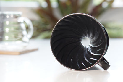 HarioV60, 02, hochwertiger Keramik Kaffeefilter Halter, Farbe: schwarz matt, 1-4 Tassen, Nahaufnahme Rillen innen