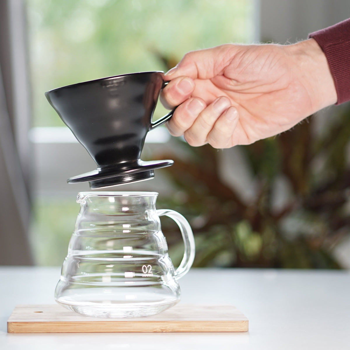 HarioV60, 02, hochwertiger Keramik Kaffeefilter Halter, Farbe: matt schwarz, 1-4 Tassen