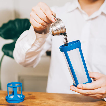 Hario Filter-In Coldbrew Bottle, hitzebeständiges Glas, Silikonverschluss, Nahaufnahme integrierter Filter für Kaffeemehl