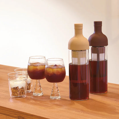 Hario Filter-In Coldbrew Bottle, hitzebeständiges Glas, Silikonverschluss, integrierter Filter, 2 Fraben: hell und dunkel braun