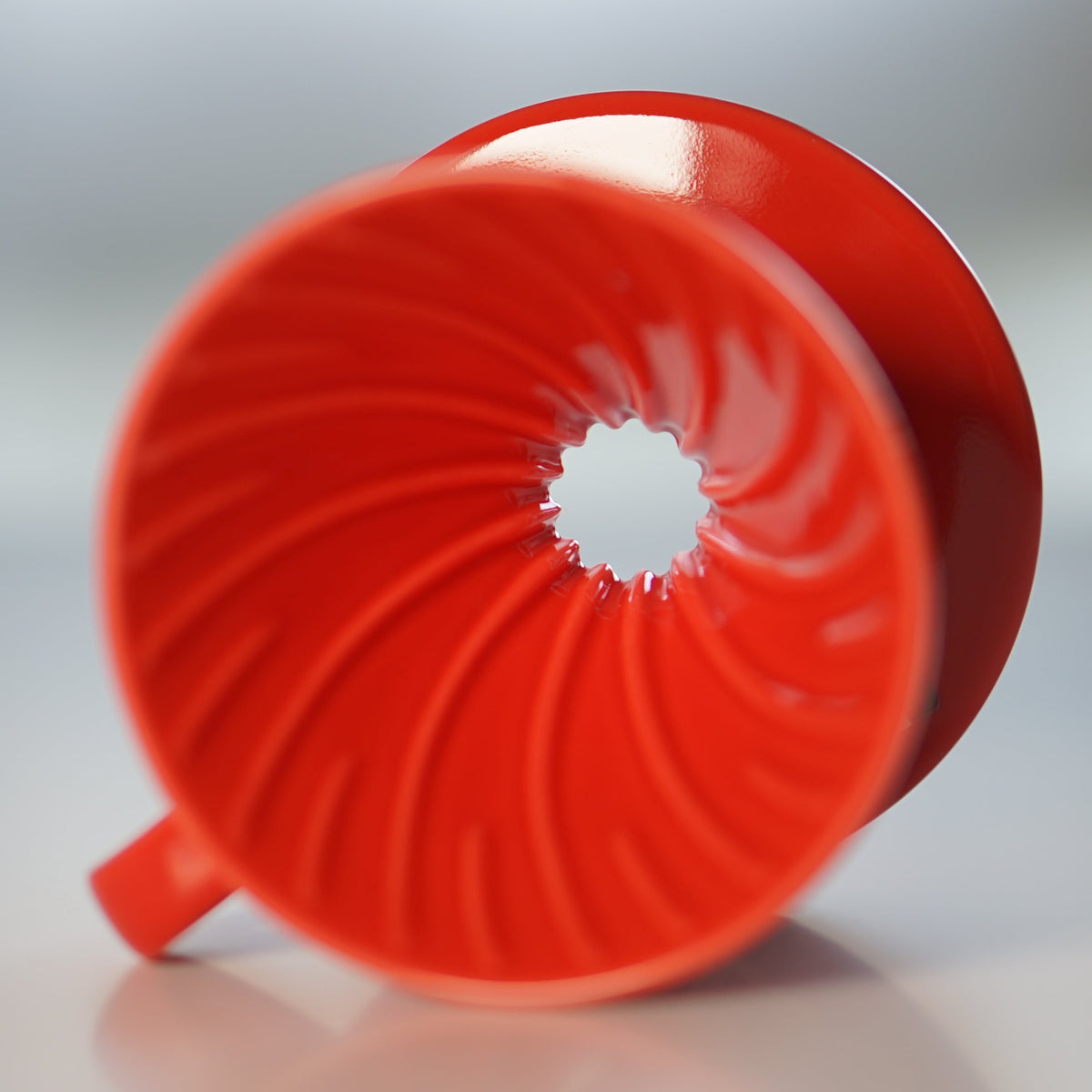 HarioV60, 01, robuster Kunststoff Kaffeefilter Halter, Farbe: rot, 1-2 Tassen, Nahaufnahme Rillen innen 