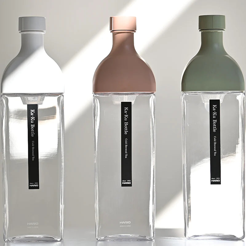 Hario Ka-Ku Bottle, Cold brew Tea Flasche, hochwertiger Kunststoff, intergrierter Filter, auslaufsicher, Farbe: smokey pink, smokey green, white 1200ml.