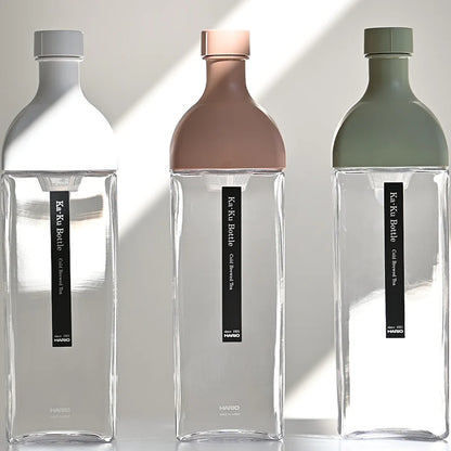 Hario Ka-Ku Bottle, Cold brew Tea Flasche, hochwertiger Kunststoff, intergrierter Filter, auslaufsicher, Farbe: smokey pink, smokey green, white 1200ml.