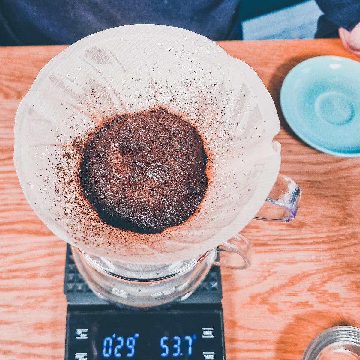 Kaffee Blooming beim Zubereiten eines Filterkaffees