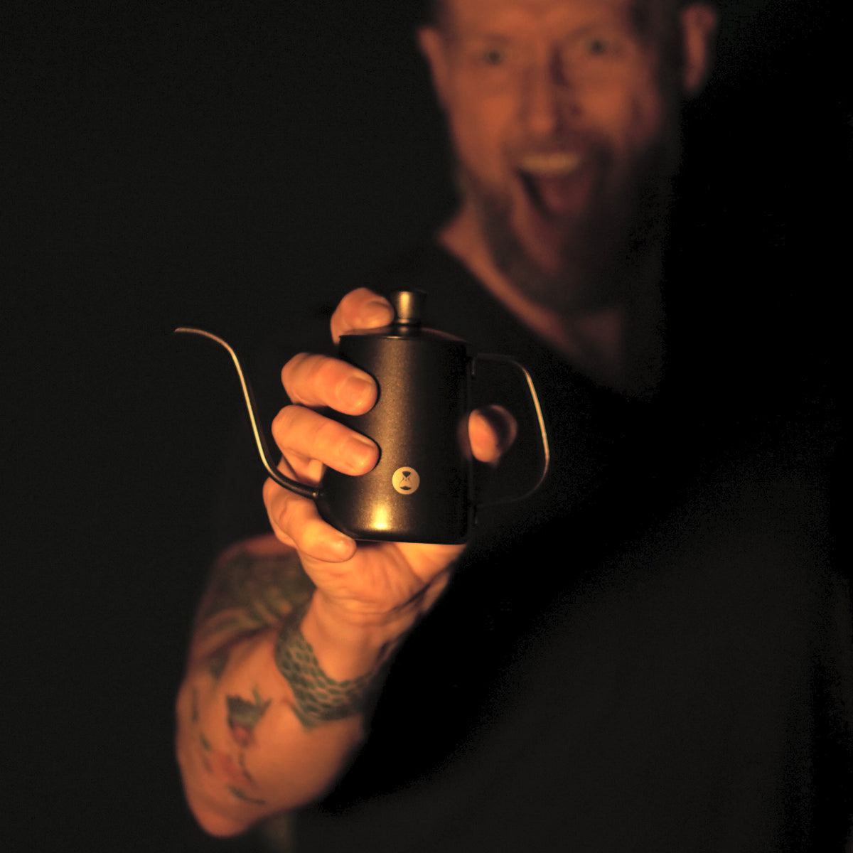 Timemore Kettle, Ausllass Schwanenhals, innen, in der Hand haltend