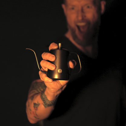 Timemore Kettle, Ausllass Schwanenhals, innen, in der Hand haltend