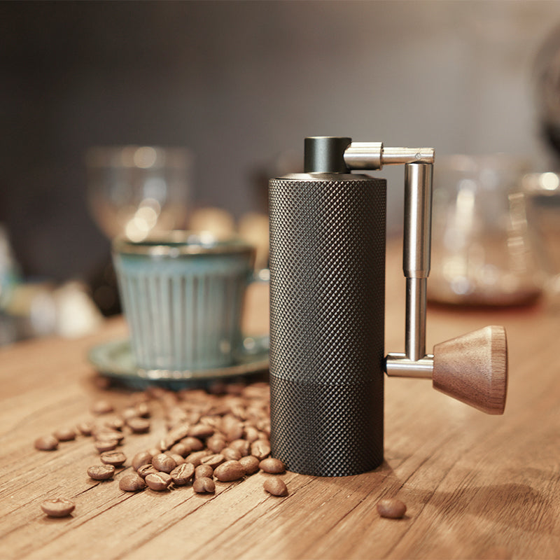 Timemore Nano manuelle Kaffeemühle, mit einklappbarer Kurbel und Holzknauf