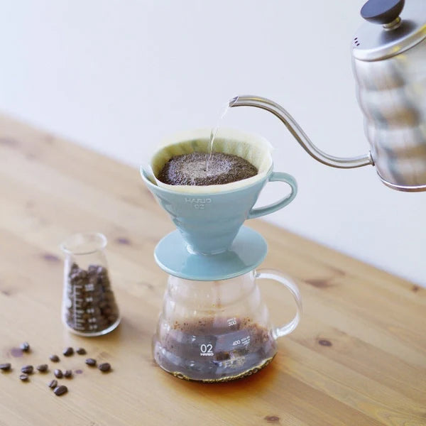 HarioV60, 02, hochwertiger Keramik Kaffeefilter Halter, Farbe: hellblau, 1-4 Tassen