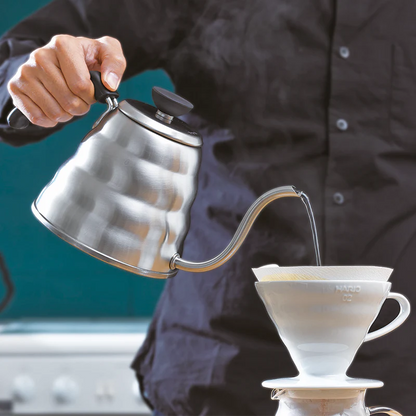 Hario Kettle mit Schwanenhals beim Aufgießen des Kaffees