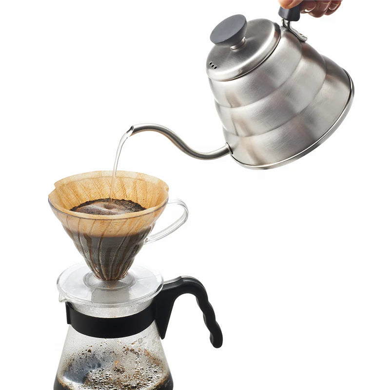 Hario Kettle mit Schwanenhals beim Aufgießen des Kaffees