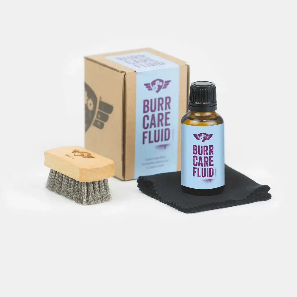 Pflege Set für Kegel Mahlwerke aus Edelstahl von Hand Kaffee Mühlen zum Beispiel Comandante mit einem Pflegetuch, einem Pflege Liquid und einer kleinen Edelstahl Bürste