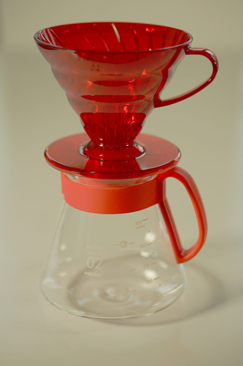 Pour-Over -Set, bestehend aus einem Server (aus Glas und Kunststoff) und einem Filterkorb aus Kunststoff, Hersteller: Hario, Größe:02, Farbe: rot